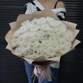 Букет из 15 кустовых хризантем в оформлении