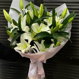 Букет из 7 лилий в оформлении