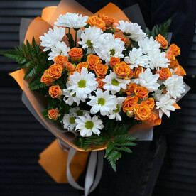 Букет из кустовых роз и хризантем