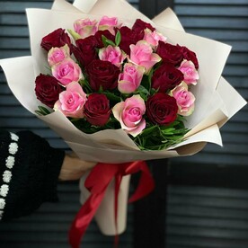 Букет из 25 роз с зеленью и оформлением