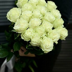 Букет из 21 эквадорской белой розы 70 см