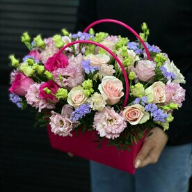 Цветочная композиция из эустомы, статицы и розы