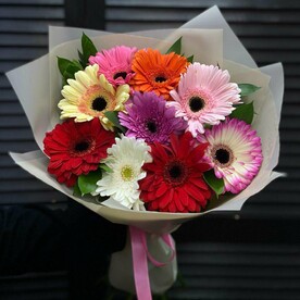 Букет из 9 гербер с зеленью и оформлением