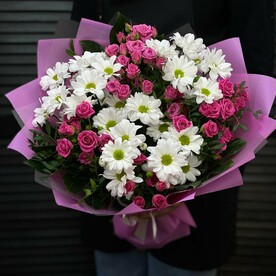 Букет из кустовых роз и хризантем