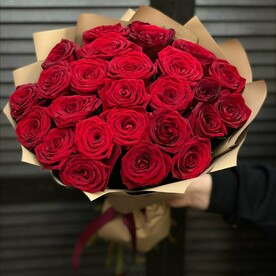 Букет из 25 красных роз 50 см в оформлении