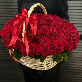 101 красная Роза в корзине