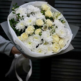 Букет из хризантем, роз, альстромерий и зелени