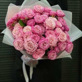 Букет из 15 кустовых пионовидных роз 60 см в оформлении