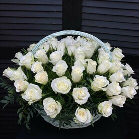 51 белая роза в корзине