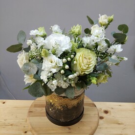 Коробка с белоснежными цветами