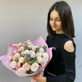 Пионовидные кустовые розы с эвкалиптом