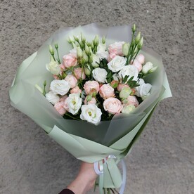 Букет с пионовидными розами и эустомой