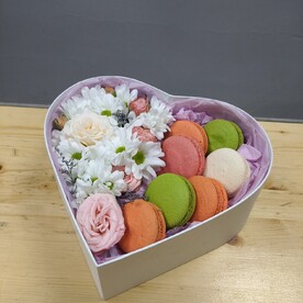 Коробочка с цветами и пирожными