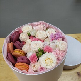 Коробочка с пионовидными розами и макарунс