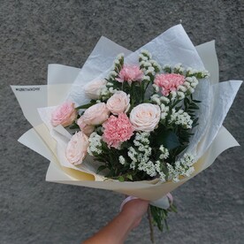 Букет с пионовидными розами и статицей