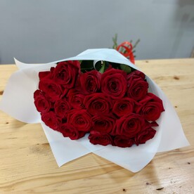 19 бордовых роз в белой упаковке