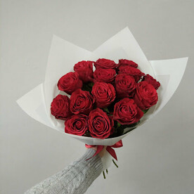 15 красных роз в матовой упаковке