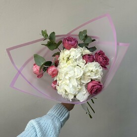 Букет с гортензией и пионовидными розами