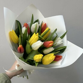 Ароматные весенние тюльпаны в белой упаковке