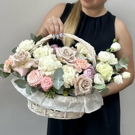 Корзина с цветами в нежной цветовой гамме