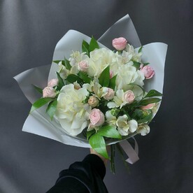 Сюрприз ( розы, кустовые розы и альстромерия)