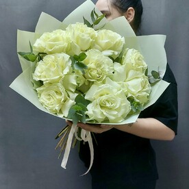 Букет белых французских роз с эвкалиптом