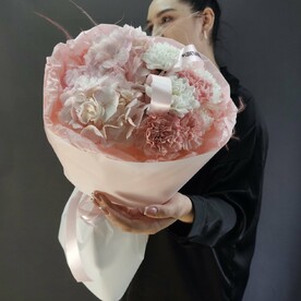 Букет с гортензией, хризантемой и диантусами