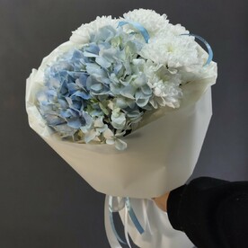 Букет с гортензией и пушистой хризантемой