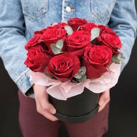 Коробочка из красных роз