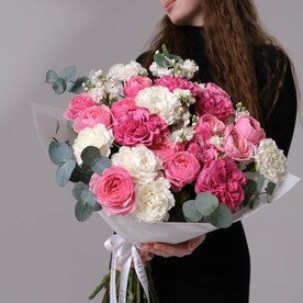 Сборный букет с пионовидными розами и диантусами