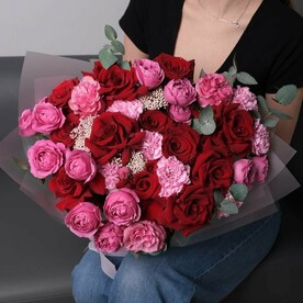 Сборный букет с французскими розами и кустовыми пионовидными розами