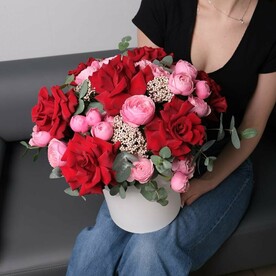 Сборная коробка с французскими розами, кустовыми пионовидными и озотамнусом