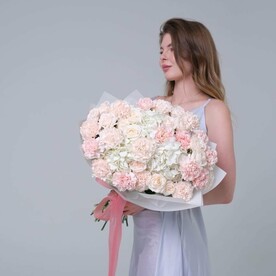 Сборный букет с гортензиями, кустовыми розами и динтусами