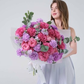 Сборный букет с пионовидными розами, маттиолой и диантусамми