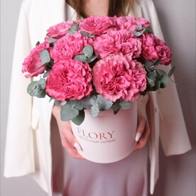 Композиция с пионовидными розами и веточками эвкалипта