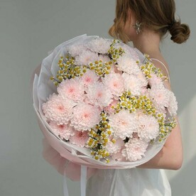 Букет из ромашек и хризантем