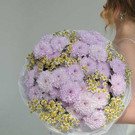 Букет из хризантем и ромашек