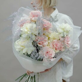 Нежный букет из французских роз с аспарагусом