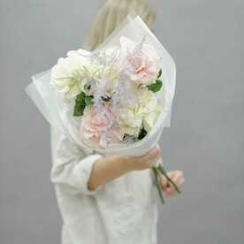 Нежный букет французские розы с аспарагусом