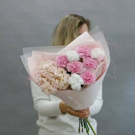 Букет «Розовое облако»: гортензия, диантусы и хлопок