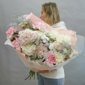 Огромный букет «Розовое облако»: кружевные розы и гортенезии