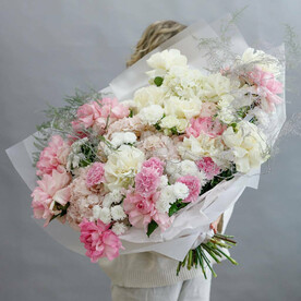 Огромный букет «Розовое облако»: кружевные розы и гортенезия