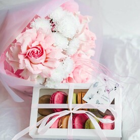 Подарочный набор. Букет с французскими розами и пирожные макарон