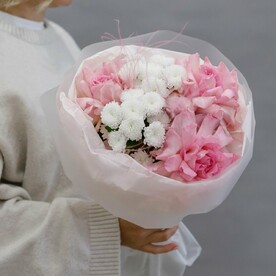 Нежный букет «Зефир»: кружевные розы и хризантема