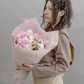 Нежный букет «Зефир»: кружевные розы, хризантемы, альстромерии, хлопок