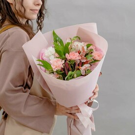 Букет из стойких диантусов и альстромерий