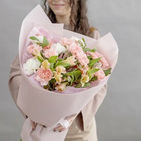 Букет со стойкими альстромериями и диантусами