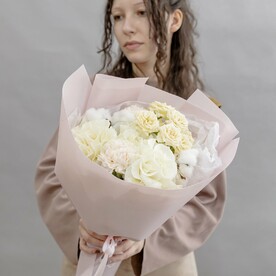 Пастельный букет с кустовыми и кружевными розами