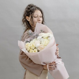 Пастельный букет с кружевными розами, кустовой розой и хлопком