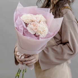 Букет из кружевных диантусов в стильном оформлении